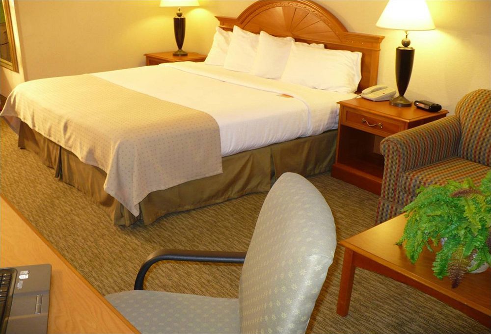 Doubletree By Hilton Decatur Riverfront Hotel Room photo